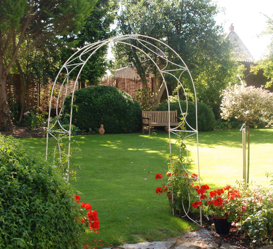 CROSSOVER GARDEN ARCHES WHITE 4 FOOT OPENING